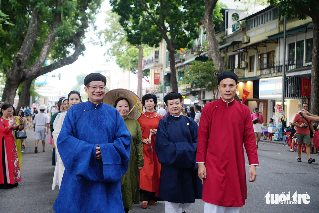 The event features many kinds of Vietnamese traditional costumes. Photo: Nguyen Hien / Tuoi Tre