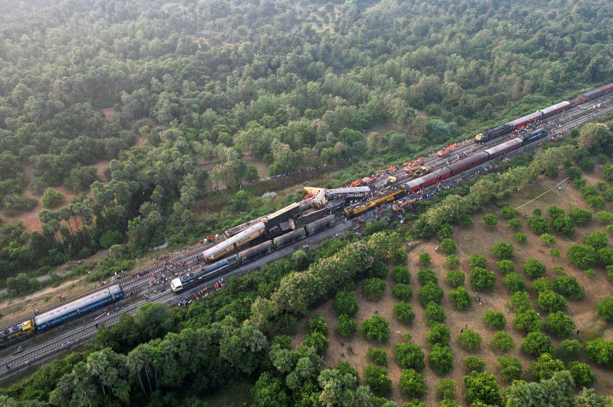 A drone view shows heavy machinery removing damaged coaches following a collision between two passenger trains in Vizianagaram district in the southern Andhra Pradesh state, India, October 30, 2023. Photo: Reuters