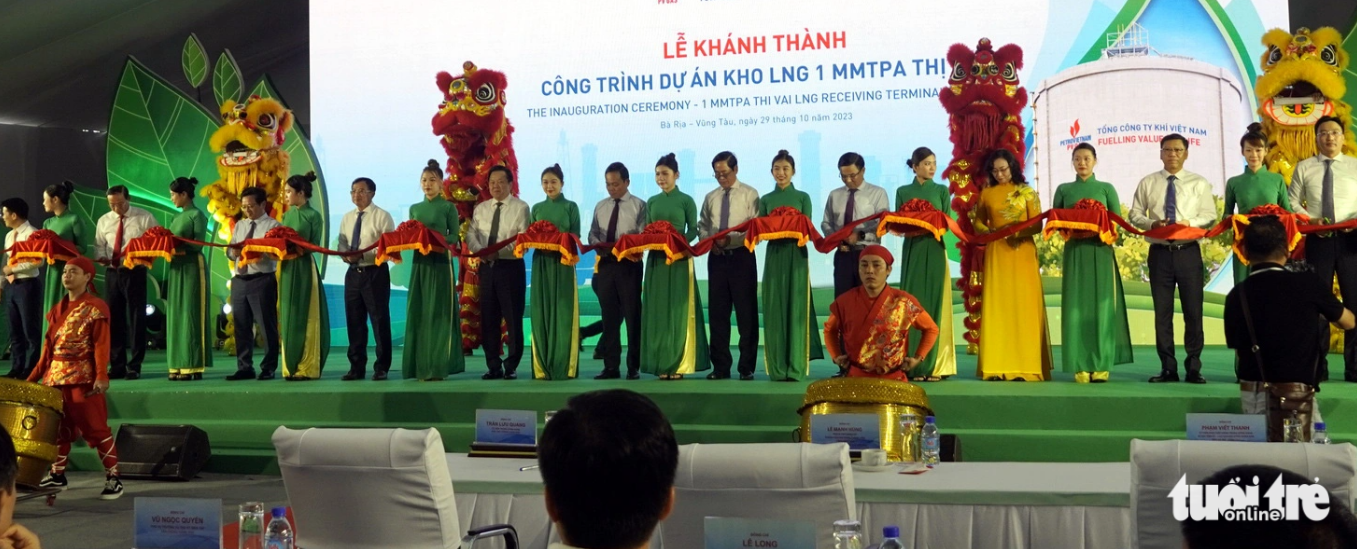 Representatives cut a ribbon to start the official operation of the Thi Vai LNG terminal in Ba Ria – Vung Tau Province, southern Vietnam. Photo: Dong Ha / Tuoi Tre