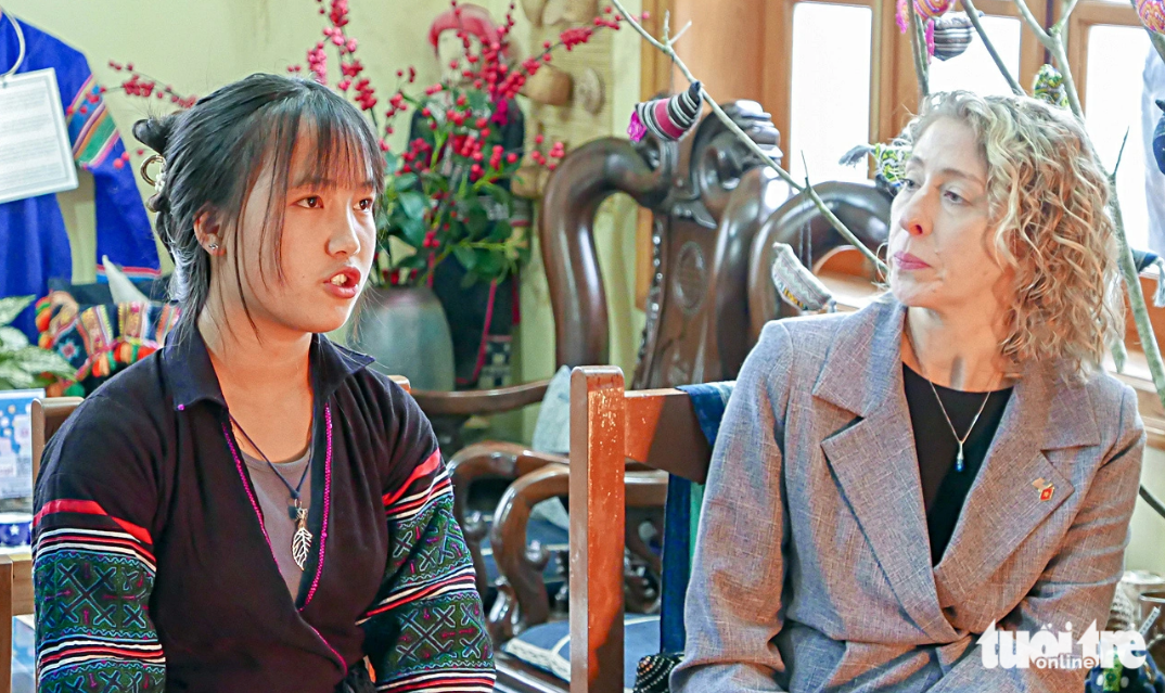 Ly Thi Cha speaks English fluently during her talks to foreign tourists. Photo: Vu Tuan / Tuoi Tre