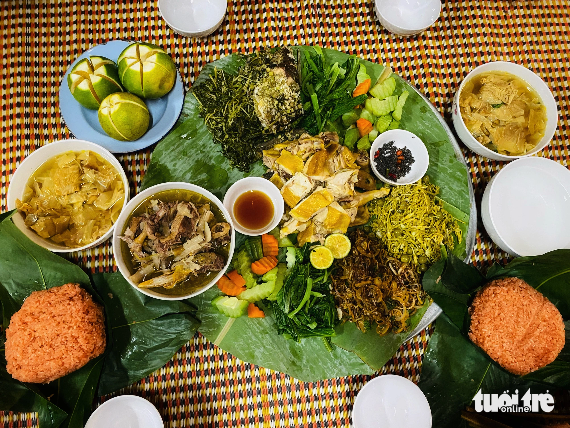 A dinner served to tourists by Ly's family. Photo: Nguyen Hien / Tuoi Tre