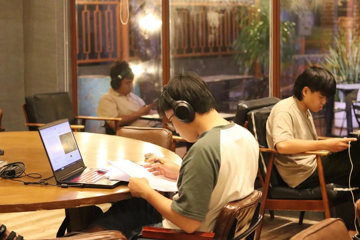 Sleeping is not an option for students who are meeting their deadlines. Photo: P.K. / Tuoi Tre