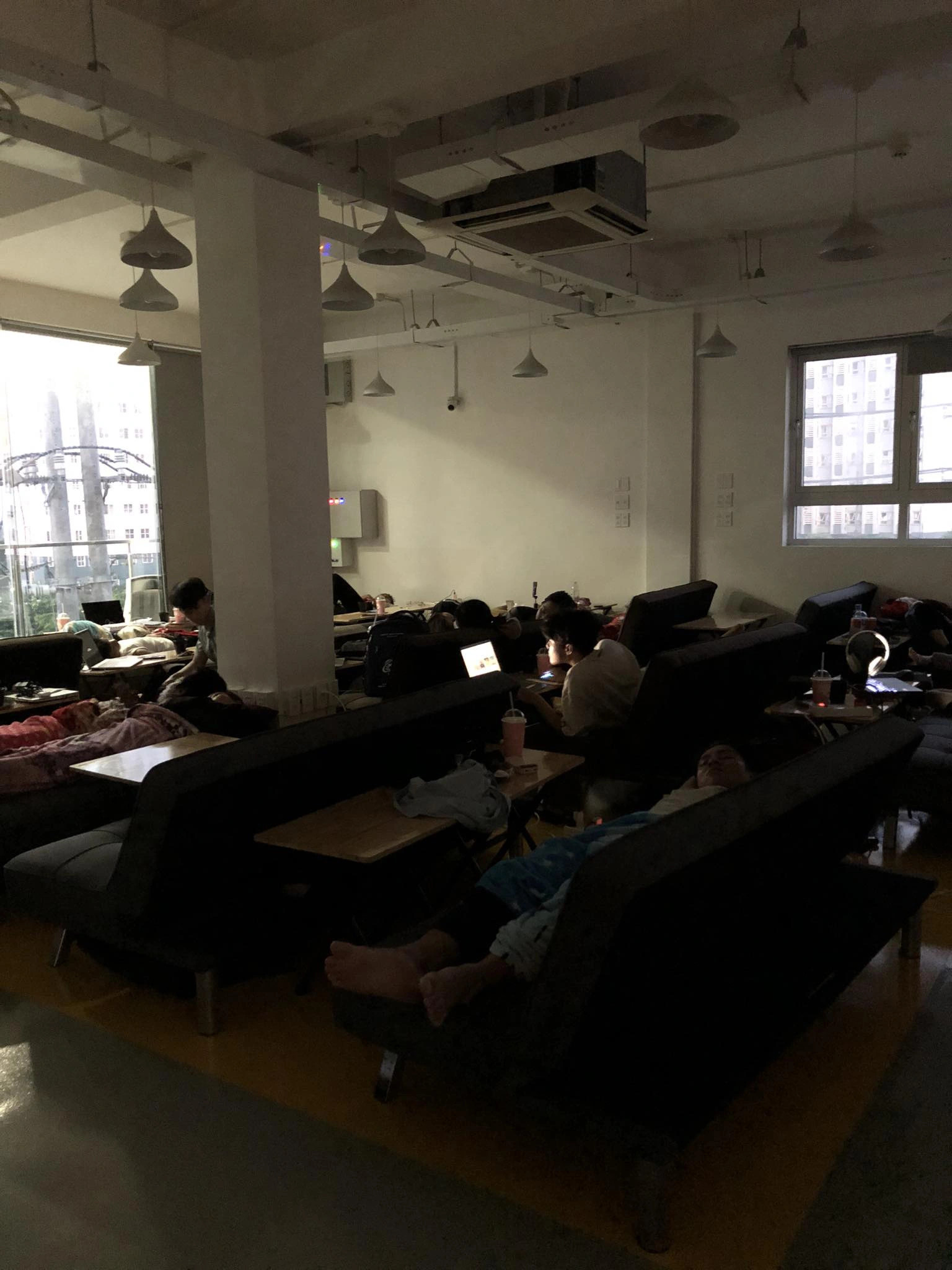 This photo shows many students studying from late at night to early in the morning. Photo: Bao Tien / Tuoi Tre