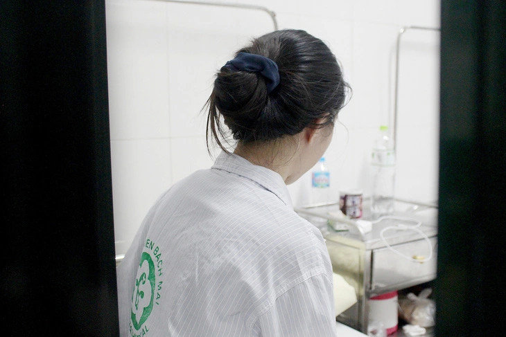 A patient who is undergoing therapy at Hanoi-based Bach Mai Hospital. Photo: Duong Lieu / Tuoi Tre