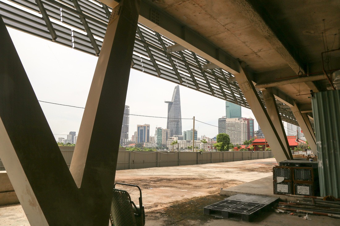The Management Board of Industrial and Civil Engineering Construction and Investment Projects of Ho Chi Minh City, the investor of the exhibition center, has repeatedly contacted the contractor of the aluminum glass package but the contractor refused to cooperate, so the board has proposed terminating the contract with the contractor.