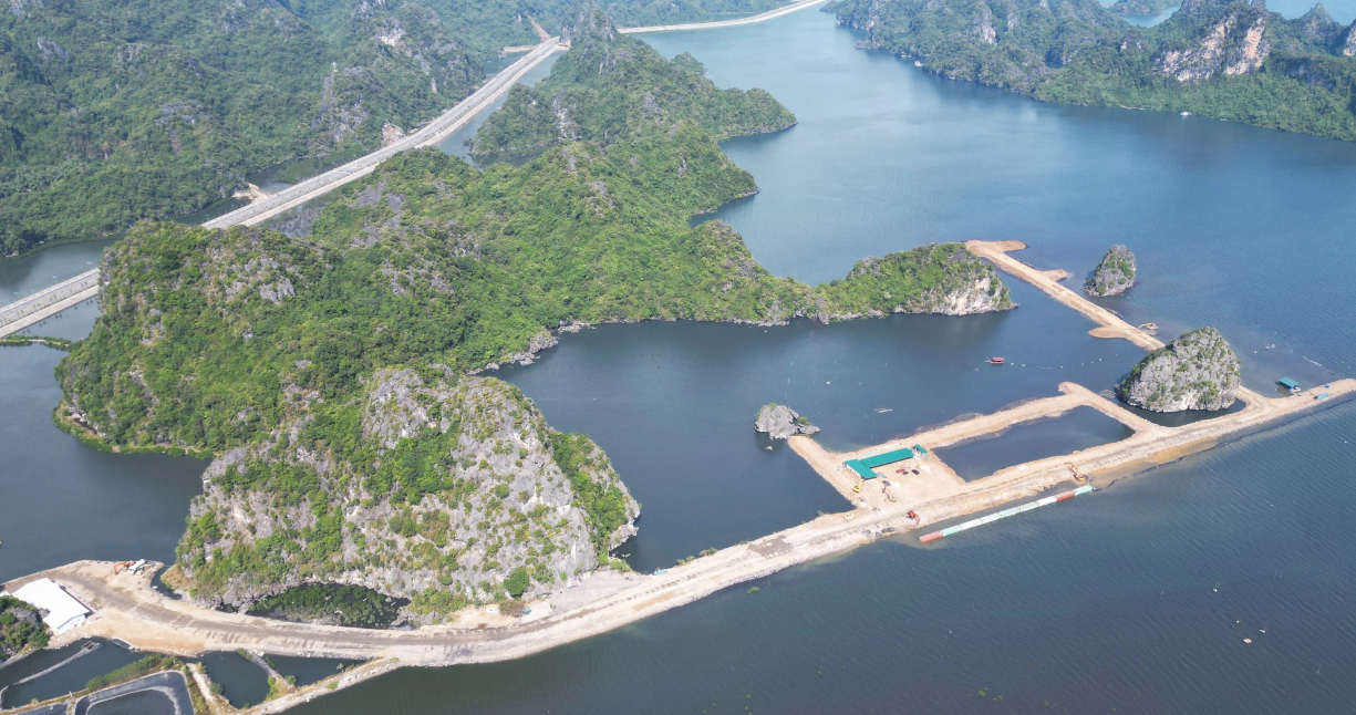 A residential area and hotel complex project in Quang Hanh Ward in Cam Pha City, Quang Ninh Province sparks public uproar as it encroaches the sea and swallows 3.88 hectares of the buffer zone in the bay. Photo: Tien Thang / Tuoi Tre