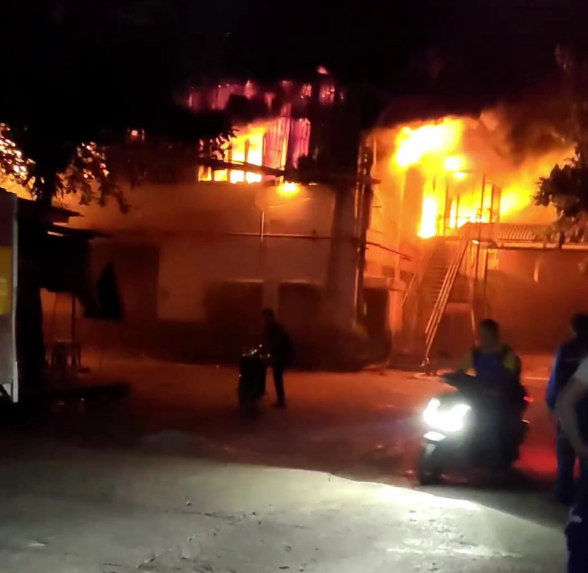 Locals remove their motorcycles from the fire area. Photo: Tam Le / Tuoi Tre