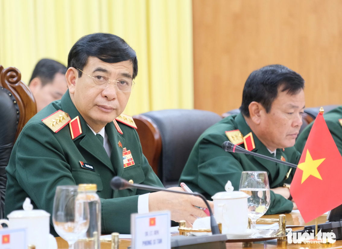 Vietnamese Minister of Defense General Phan Van Giang at a talk with his Cambodian counterpart Tea Seiha. Photo: Ha Thanh / Tuoi Tre