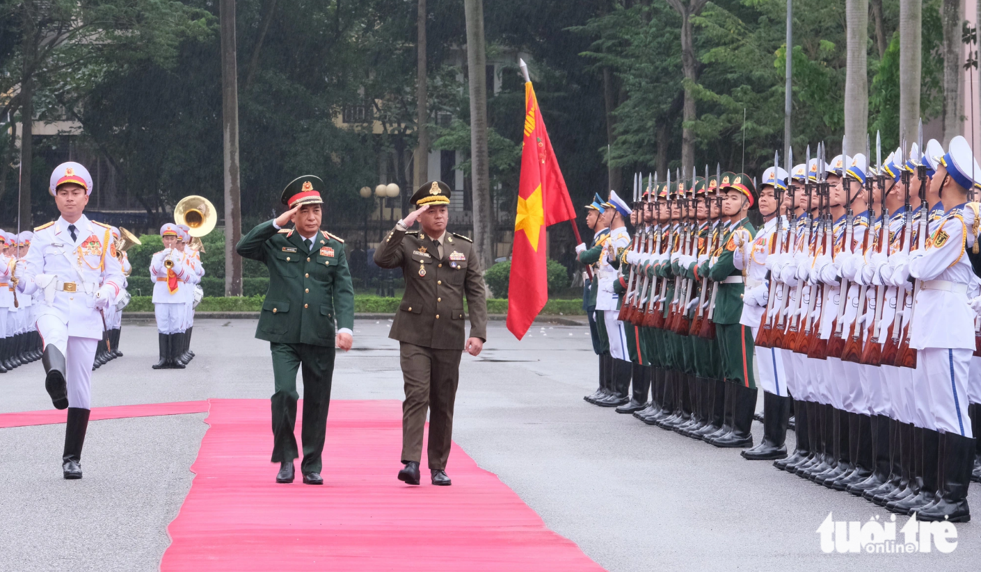 General Tea Seiha (R), Cambodian Deputy Prime Minister and Minister of Defense, and Vietnamese Minister of Defense General Phan Van Giang (L) walk on a red carpet at a welcome ceremony for the former on November 13, 2023. Photo: Ha Thanh / Tuoi Tre