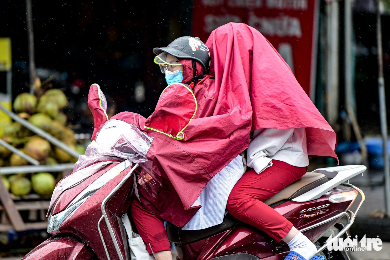 A sudden cold spell blasts residents in Hanoi on November 13, 2023. Photo: Nam Tran / Tuoi Tre