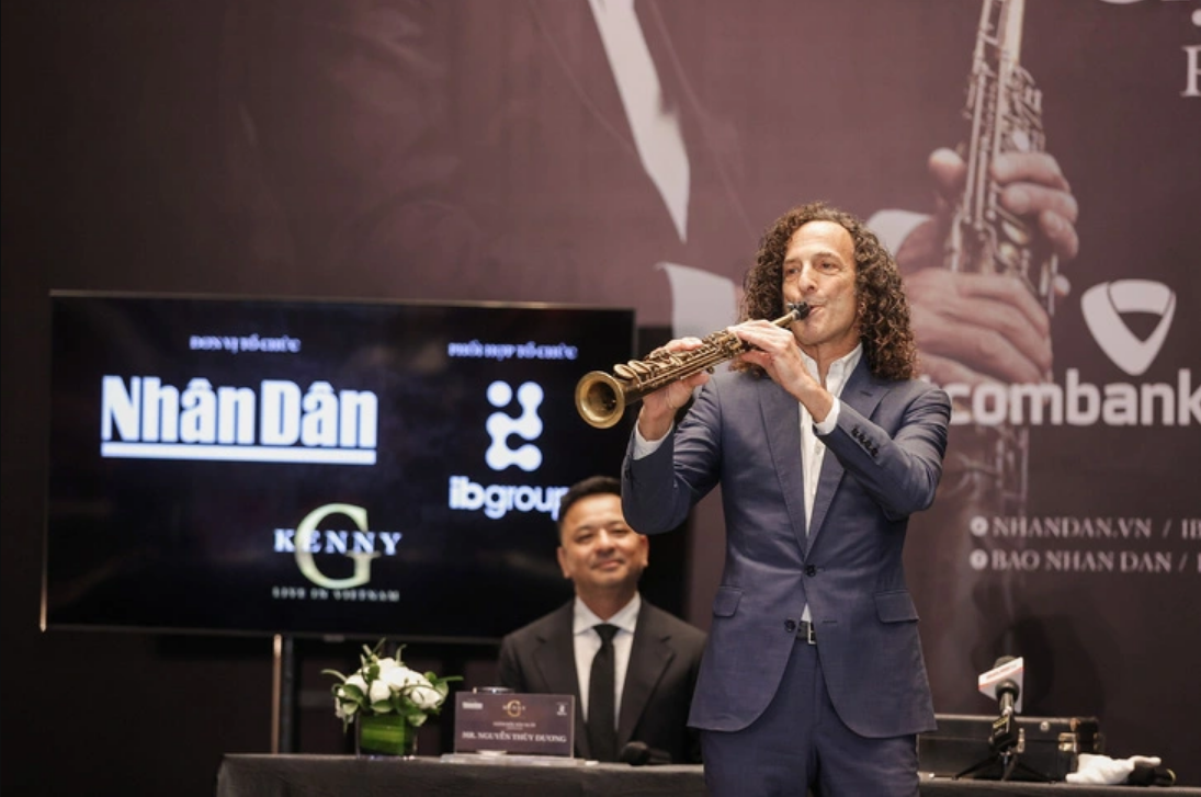 U.S. musician Kenny G plays the saxophone. Photo: Hoa Nguyen / Tuoi Tre