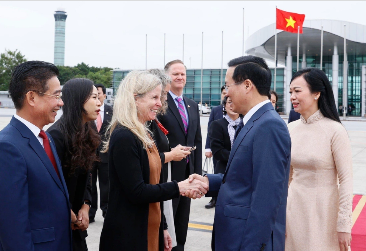 Deputy Chief of Mission for the U.S. Mission in Vietnam Melissa Bishop (L) shakes hands with State President Vo Van Thuong. Photo: Vietnam News Agency