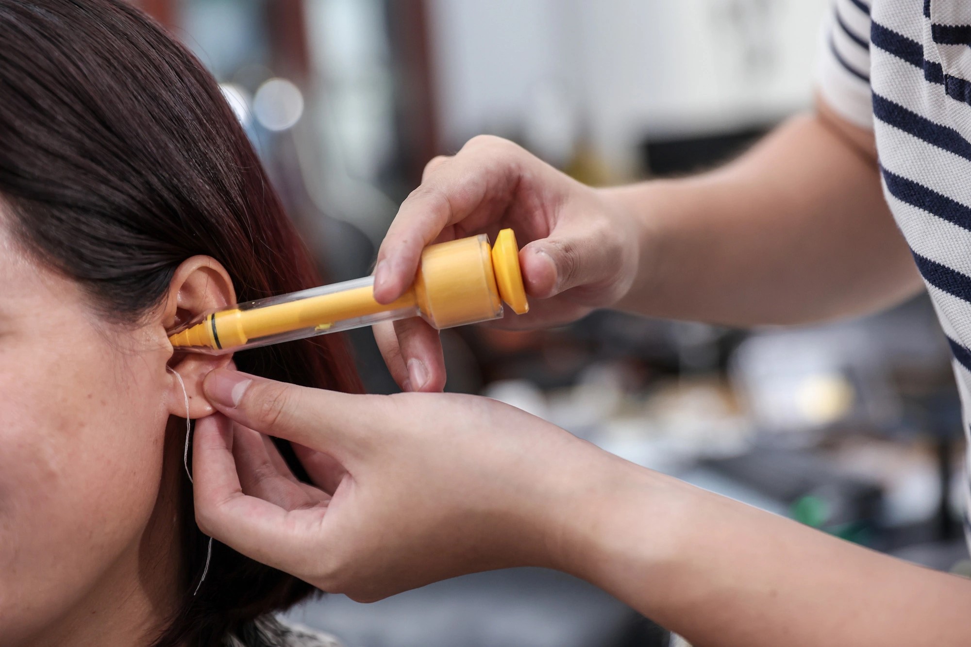 When making custom in-ear monitors, the manufacturer must measure the shape of the customer’s ear canal in order to make a product that fits only the customer. Photo: Son Minh / Tuoi Tre