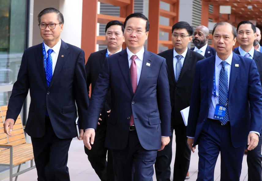 Vietnamese State President Vo Van Thuong (C) visits Stanford University School of Medicine. Photo: Vietnam News Agency