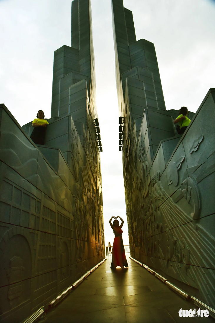 The slot is two meters wide, creating a way from the front to the back of the tower. Photo: Duong Thanh Xuan / Tuoi Tre