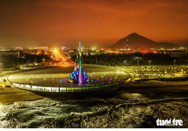 The tower square is adjacent to a beach where multiple entertainment and catering services are offered to local residents and tourists. Photo: Duong Thanh Xuan / Tuoi Tre
