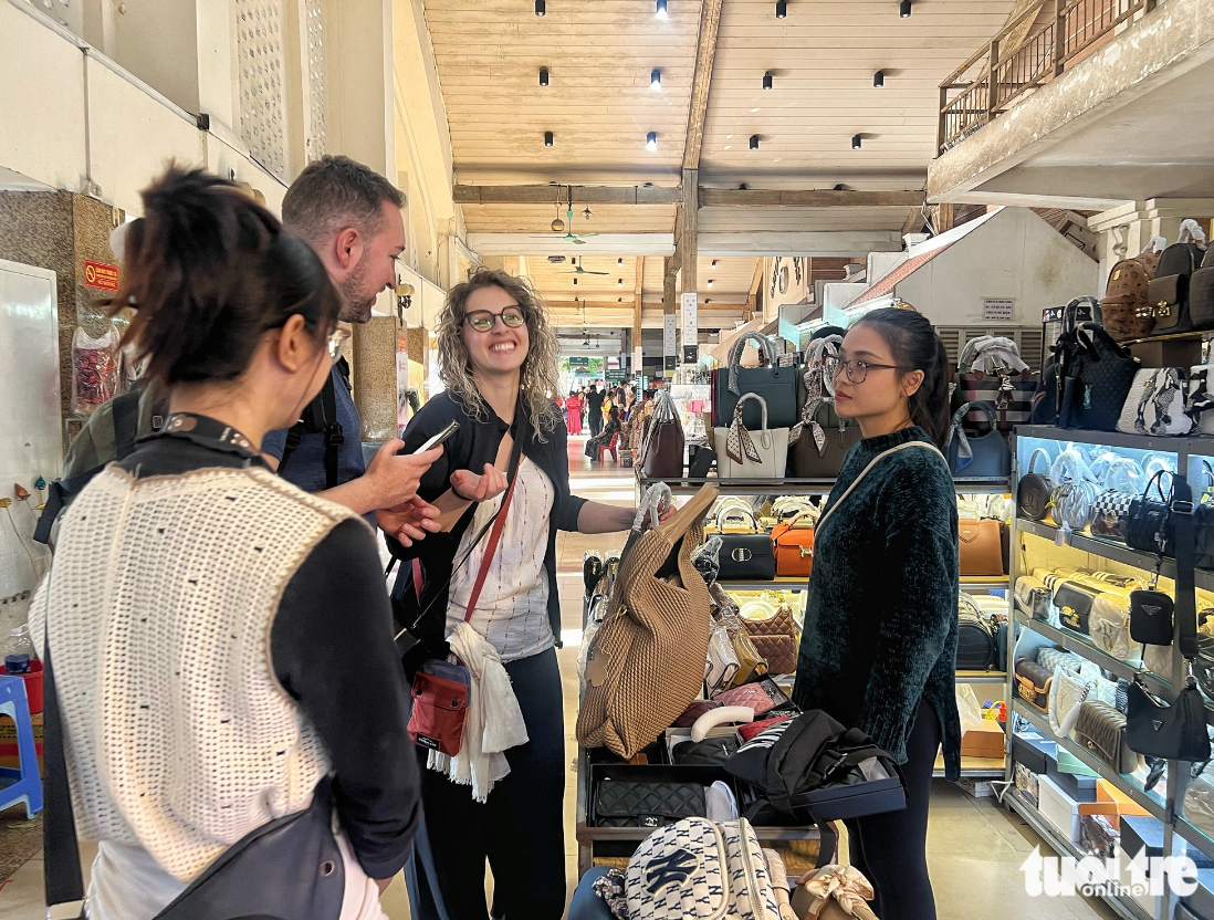 Some stands at Dong Xuan Market serve a few foreign tourists a day. Photo: Pham Tuan / Tuoi Tre