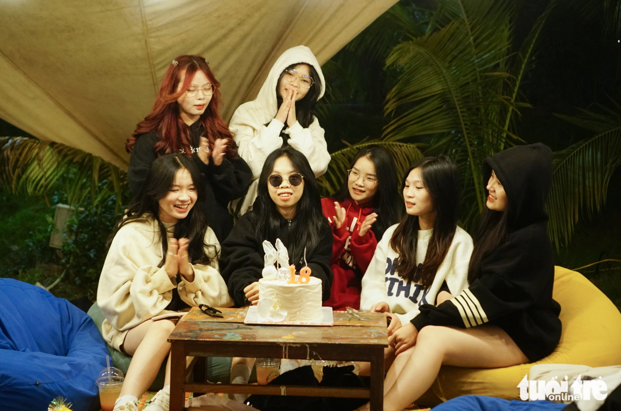 A group of young people travel for 20 kilometers to a round-the-clock coffee shop near the iconic West Lake in Hanoi. Photo: Nguyen Hien / Tuoi Tre