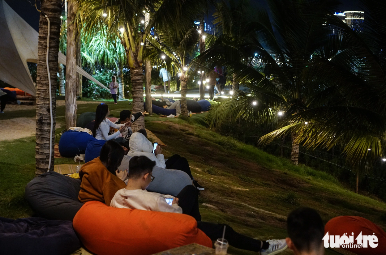 Cafe-goers can bring a blanket with them to a round-the-clock coffee shop in Hanoi during the winter. Photo: Nguyen Hien / Tuoi Tre