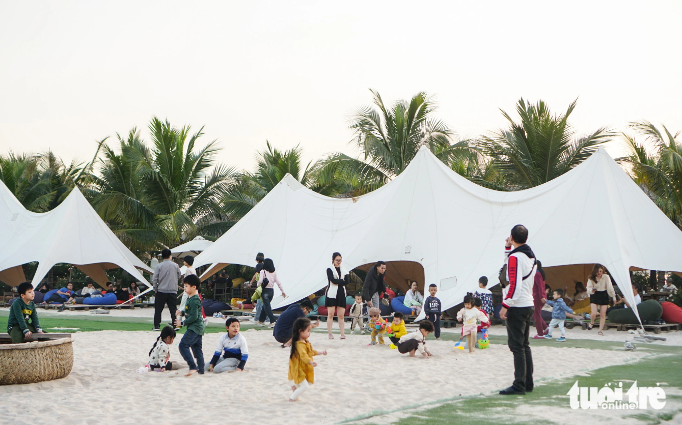 The big sand yard of the coffee shop looks like a beach. Photo: Nguyen Hien / Tuoi Tre