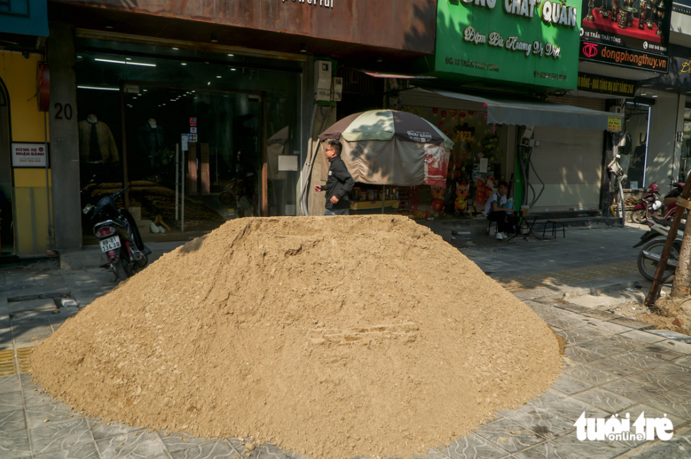 Many items on the sidewalk remain incomplete as of November 20, 2023. Photo: Pham Tuan / Tuoi Tre