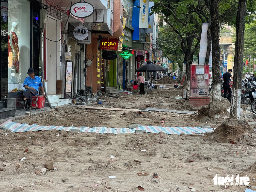 The sidewalk of Tran Thai Tong Street in Hanoi on October 23, 2023. Photo: Pham Tuan / Tuoi Tre