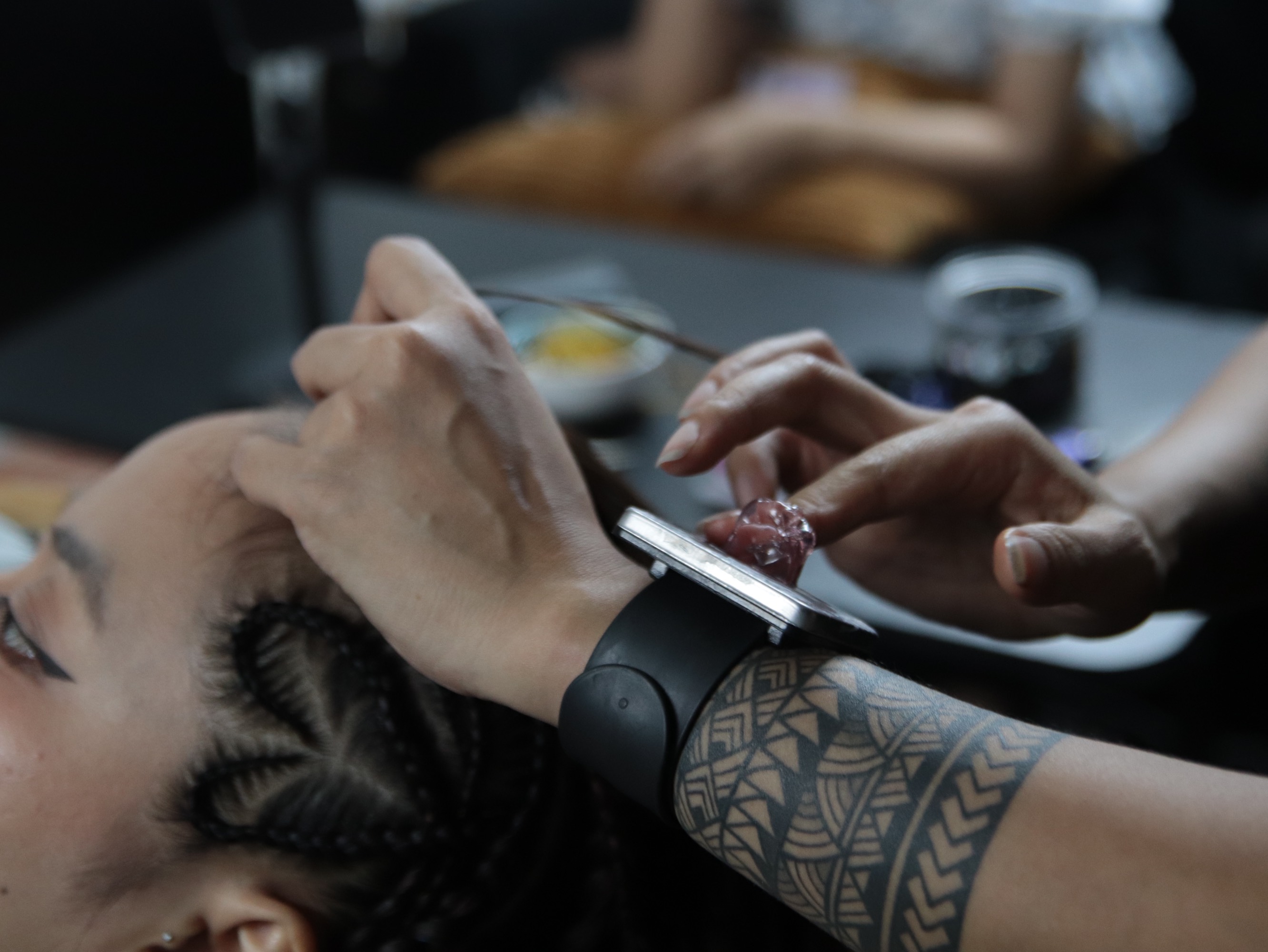 Ha Nguyen uses a specialized gel to apply to hair strands, helping them stick together and stay in place during the braiding process. In addition, clips, combs, and hair ties are indispensable items. Photo: Minh Chau / Tuoi Tre News