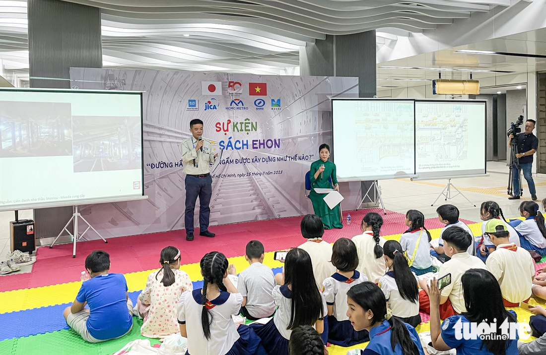 Responding to a student’s question about the time needed to develop a metro line, a MAUR representative said it would take a long time, at least five to six years. Photo: Chau Tuan / Tuoi Tre