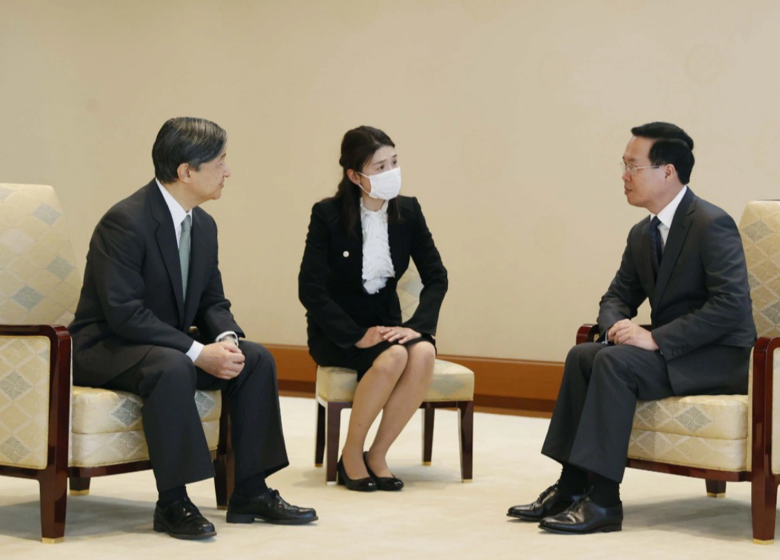 Vietnamese State President Vo Van Thuong (R) meets with Japanese Emperor Naruhito. Photo: Vietnam News Agency