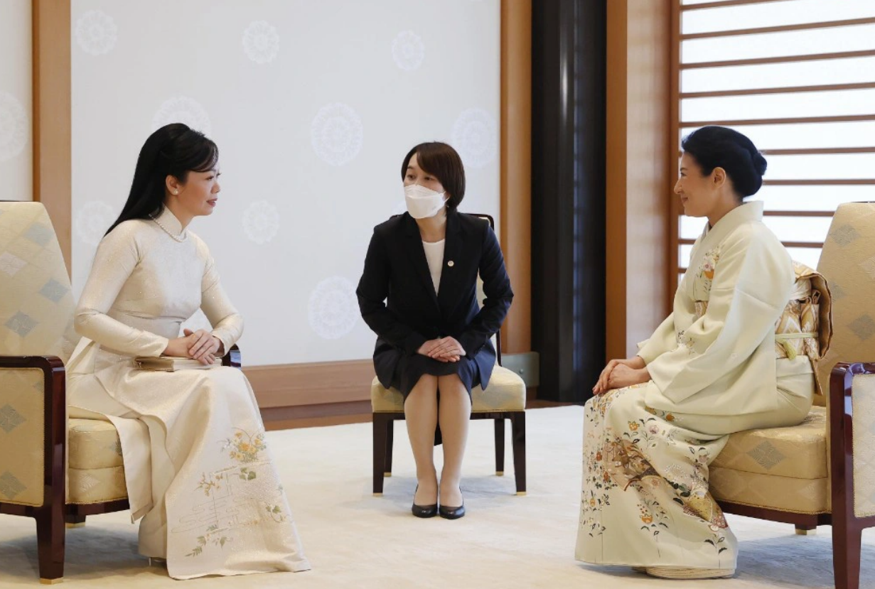 Vietnamese State President Vo Van Thuong’s spouse, Pham Thi Thanh Tam (L), meets with Empress Masako on November 28, 2023. Photo: Vietnam News Agency