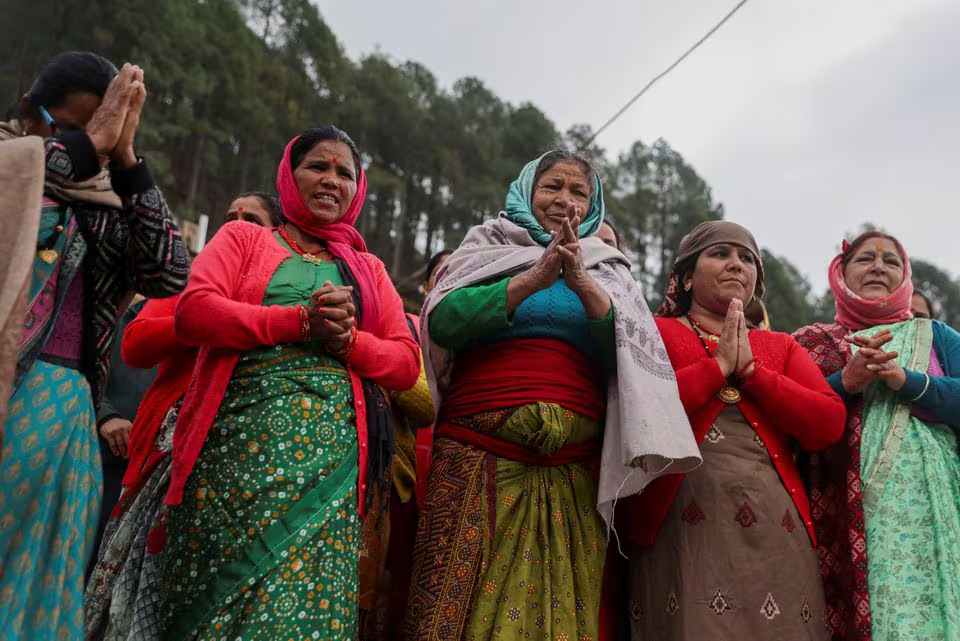 Local residents pray at the site where rescue operations are underway at a tunnel, where workers are trapped after a tunnel collapsed, in Uttarkashi in the northern state of Uttarakhand, India, November 28, 2023. Photo: Reuters