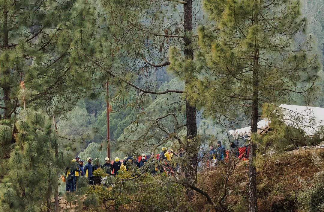 Members of the State Disaster Response Fund (SDRF) are briefed outside a temporary makeshift camp as rescue operations are in progress at a tunnel where workers are trapped, after the tunnel collapsed, in Uttarkashi in the northern state of Uttarakhand, India, November 28, 2023. Photo: Reuters