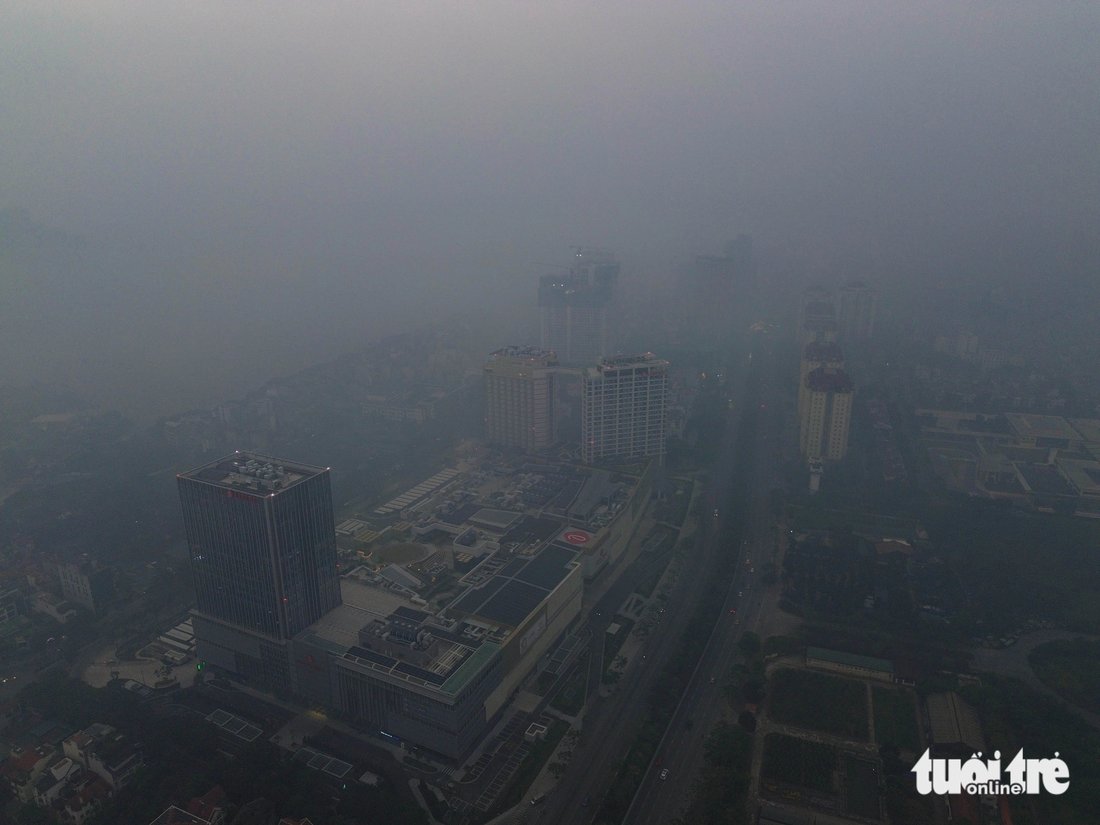 Many commuters on Vo Chi Cong Street in Hanoi have to switch on headlights of their vehicles due to poor visibility.