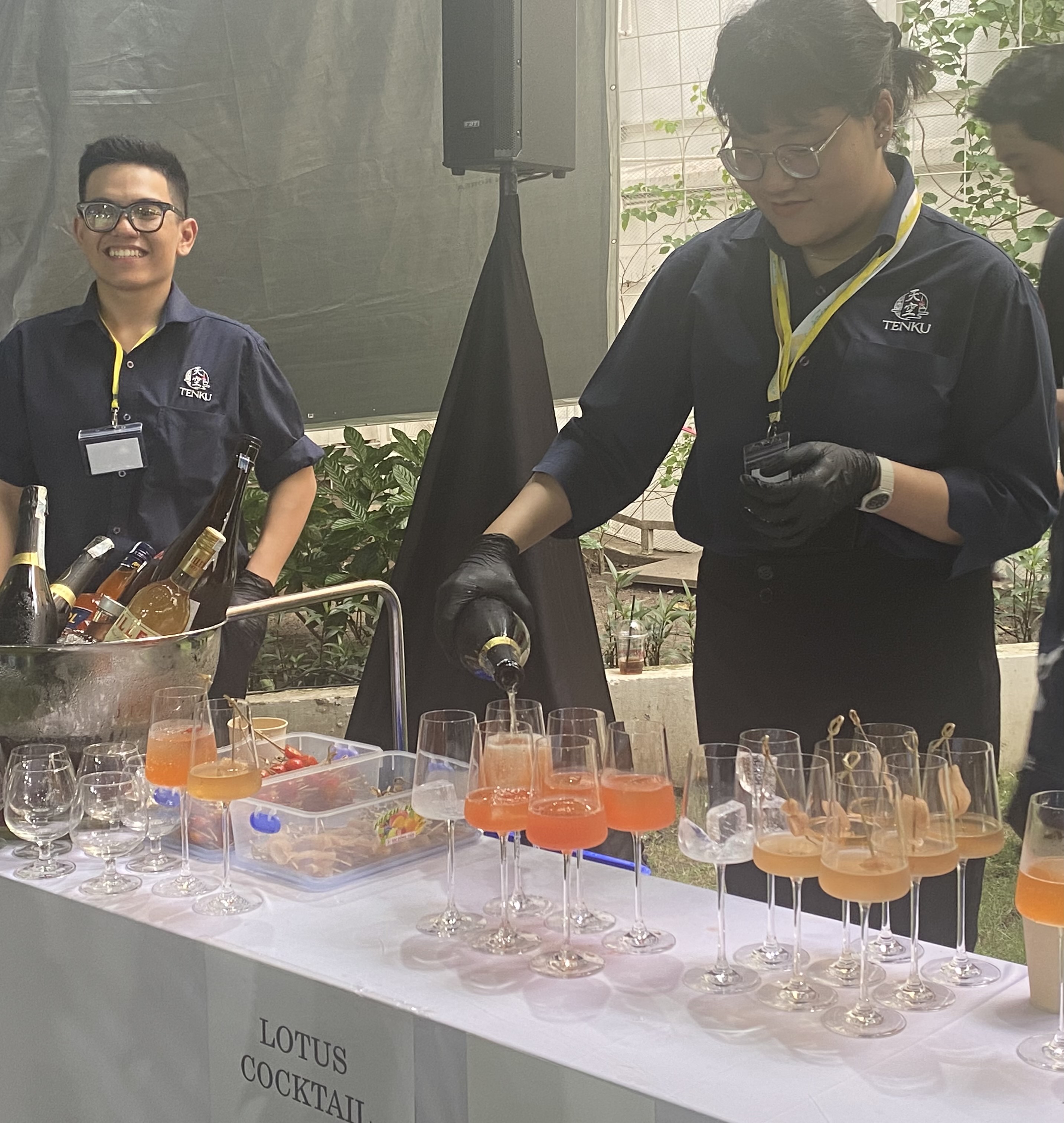 An employee of a Japanese brewery prepares sake for participants in the event. Photo: Thanh Ha / Tuoi Tre News