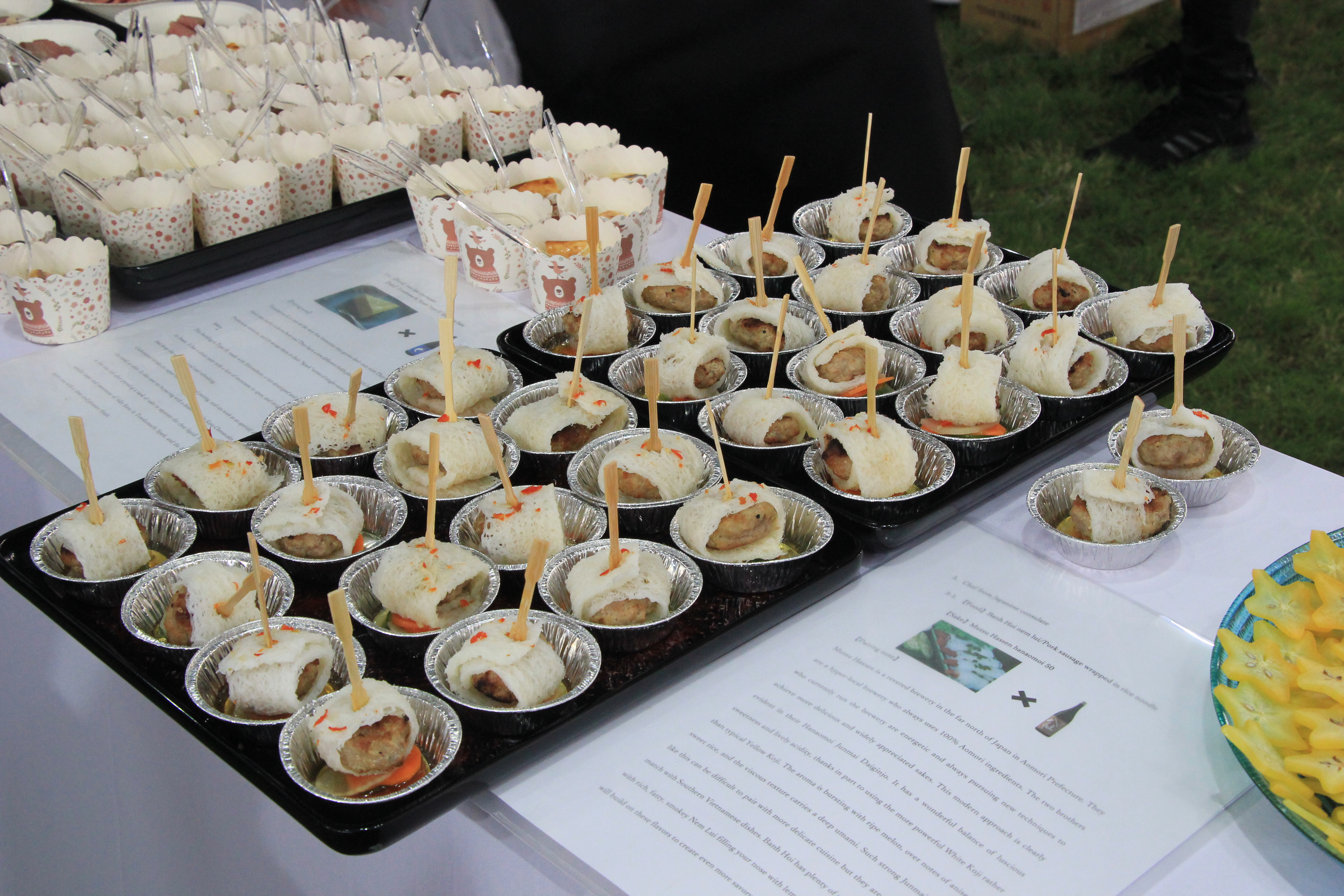 ‘Banh hoi nem lui’ (pork sausage wrapped in rice noodle) is offered with sake. Photo: Ngoc Dong / Tuoi Tre News