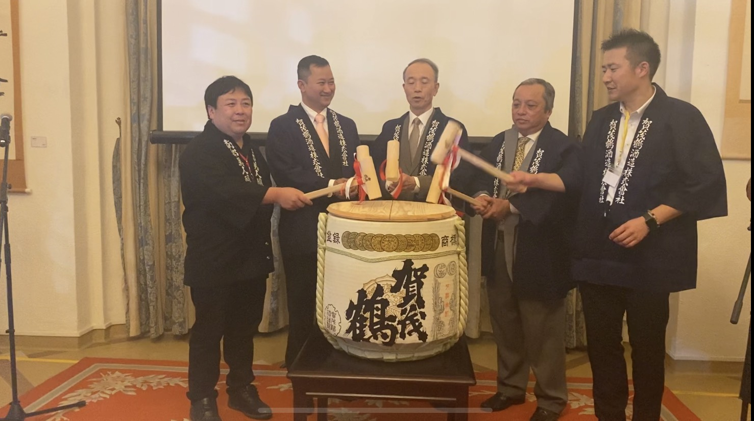 Japanese Consul General in Ho Chi Minh City Masuo ONO (C) and delegates join the Kagami biraki ceremony, a traditional Japanese ceremony performed at events worthy of being celebrated, at the event. Photo: Thanh Ha / Tuoi Tre News