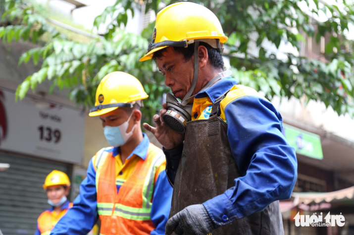 Phan Van Ut Nho, a local drainage worker, said “The work is hard, but we always encourage each other to do a good job. We hope residents will not leave garbage or pour waste oil and grease into sewers.” Photo: Phuong Quyen / Tuoi Tre