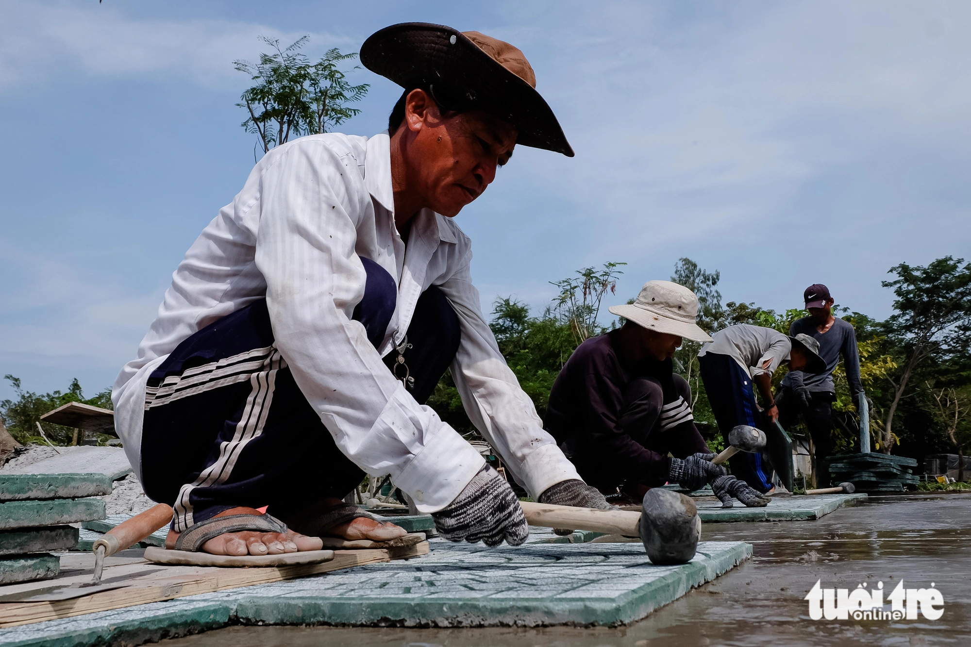 Workers pave a road at Vinh Loc Park in the heart of the Vinh Loc residential area, Binh Tan District, Ho Chi Minh City, November 29, 2023. Photo: Phuong Nhi / Tuoi Tre