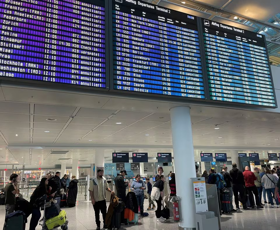 Passengers stand in line at Munich's airport after heavy snowfall hit Bavaria and its capital Munich, Germany, December 2, 2023. The German Bundesliga soccer match FC Bayern Munich v 1. FC Union Berlin had to be cancelled, trains halted and the airport closed because of the the weather condition. Photo: Reuters