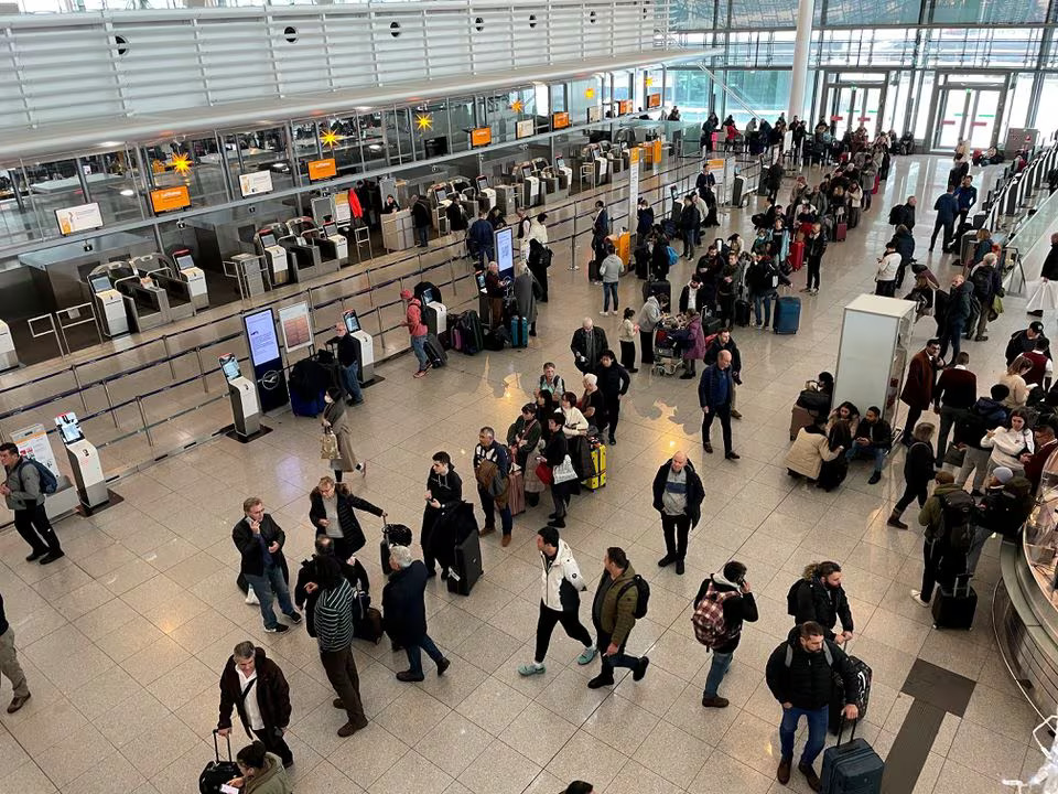 Passengers stand in line at Munich's airport after heavy snowfall hit Bavaria and its capital Munich, Germany, December 2, 2023. The German Bundesliga soccer match FC Bayern Munich v 1. FC Union Berlin had to be cancelled, trains halted and the airport closed because of the the weather condition. Photo: Reuters