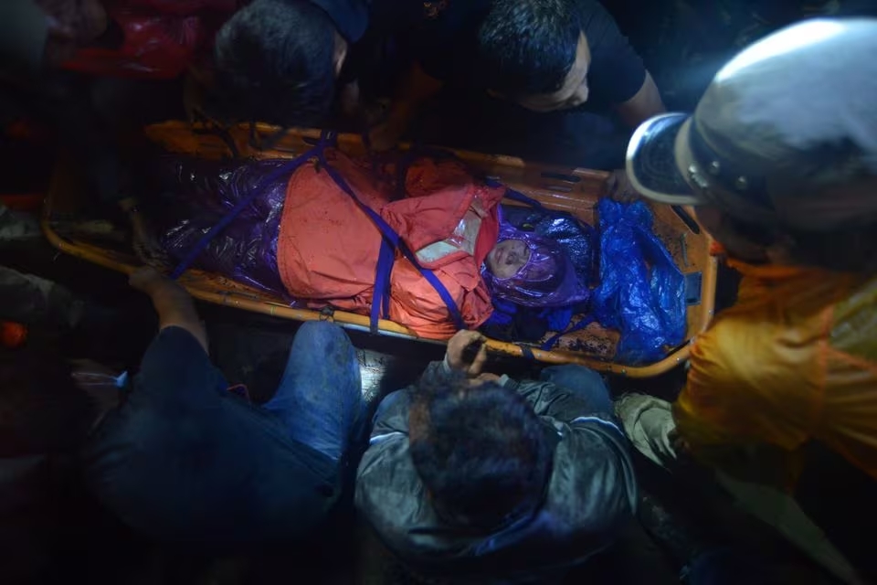 Indonesia rescue team evacuate a victim of the eruption of Mount Marapi in Agam, West Sumatra province, Indonesia, December 4, 2023. Photo: Reuters