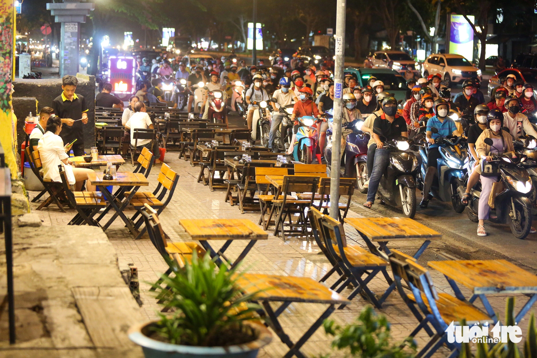 A restaurant on Pham Van Dong Boulevard in Go Vap District, Ho Chi Minh City experiences a slump. Photo: Phuong Quyen / Tuoi Tre