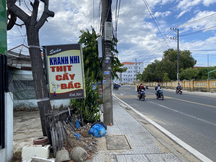 A dog meat eatery on Nguyen Tat Thanh Street, some three kilometers from the Hoi An Ancient Town. Photo: B.D. / Tuoi Tre