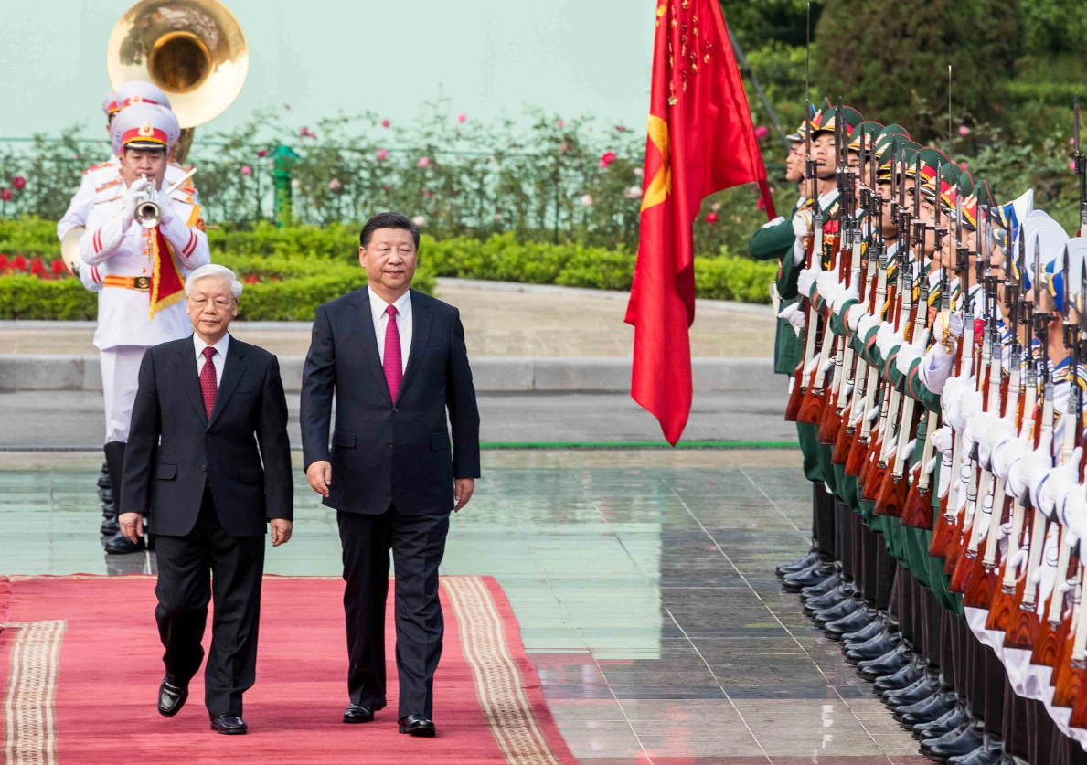  Chinese Party General Secretary and President Xi Jinping (R) and Vietnam’s Party chief Nguyen Phu Trong walk on a red carpet at a welcome ceremony for the former in November 2015. Photo: Viet Dung / Tuoi Tre
