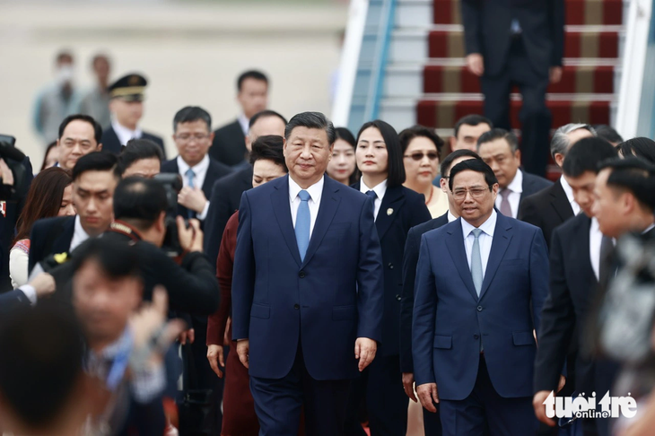 Vietnamese Prime Minister Pham Minh Chinh (R) welcomes Chinese Party General Secretary and President Xi Jinping (next to PM Chinh) at the airport. Photo: Nguyen Khanh / Tuoi Tre