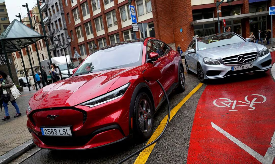A Ford Mustang Mach-e electric vehicle is seen plugged into a charging station in Bilbao, northern Spain, November 10, 2023. Photo: Reuters
