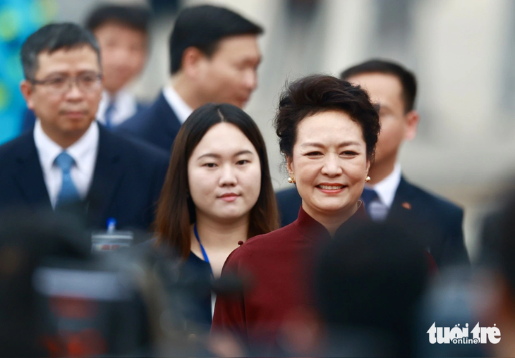 Peng Liyuan (in dark red dress), the wife of Chinese Party General Secretary and President Xi Jinping. Photo: Nguyen Khanh / Tuoi Tre
