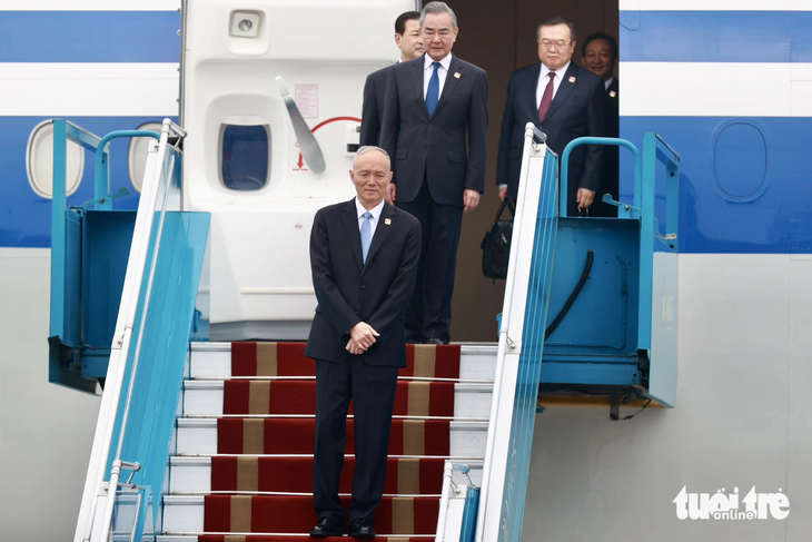 Director of the Chinese Party Committee’s General Office Cai Qi (front) and Minister of Foreign Affairs Wang Yi (behind Cai Qi). Photo: Nguyen Khanh / Tuoi Tre