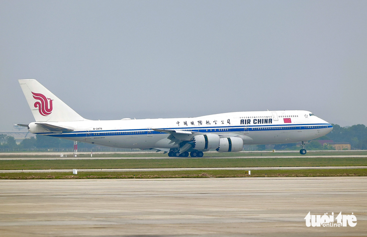 The airplane carrying Chinese Party General Secretary and President Xi Jinping and his spouse is parked at Noi Bai International Airport in Hanoi on December 12, 2023. Photo: Nguyen Khanh / Tuoi Tre