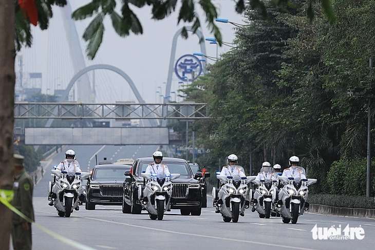 The delegation of Chinese Party General Secretary and President Xi Jinping travel on Vo Chi Cong Street in Hanoi on December 12, 2023. Photo: Danh Khang / Tuoi Tre